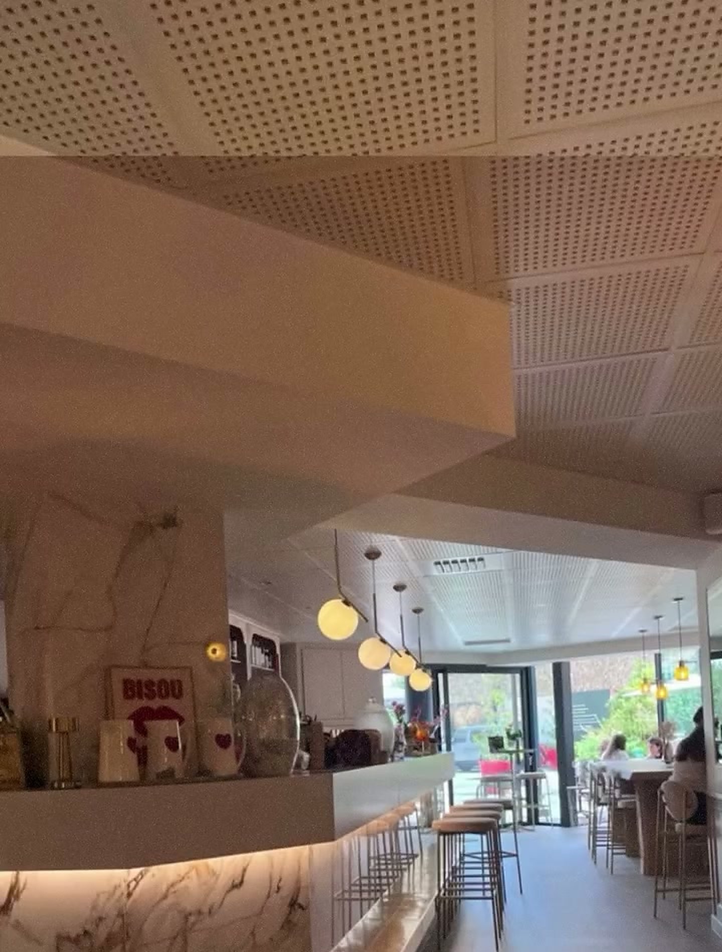 Le bar de L’Improbable, comptoir en marbre et suspensions
