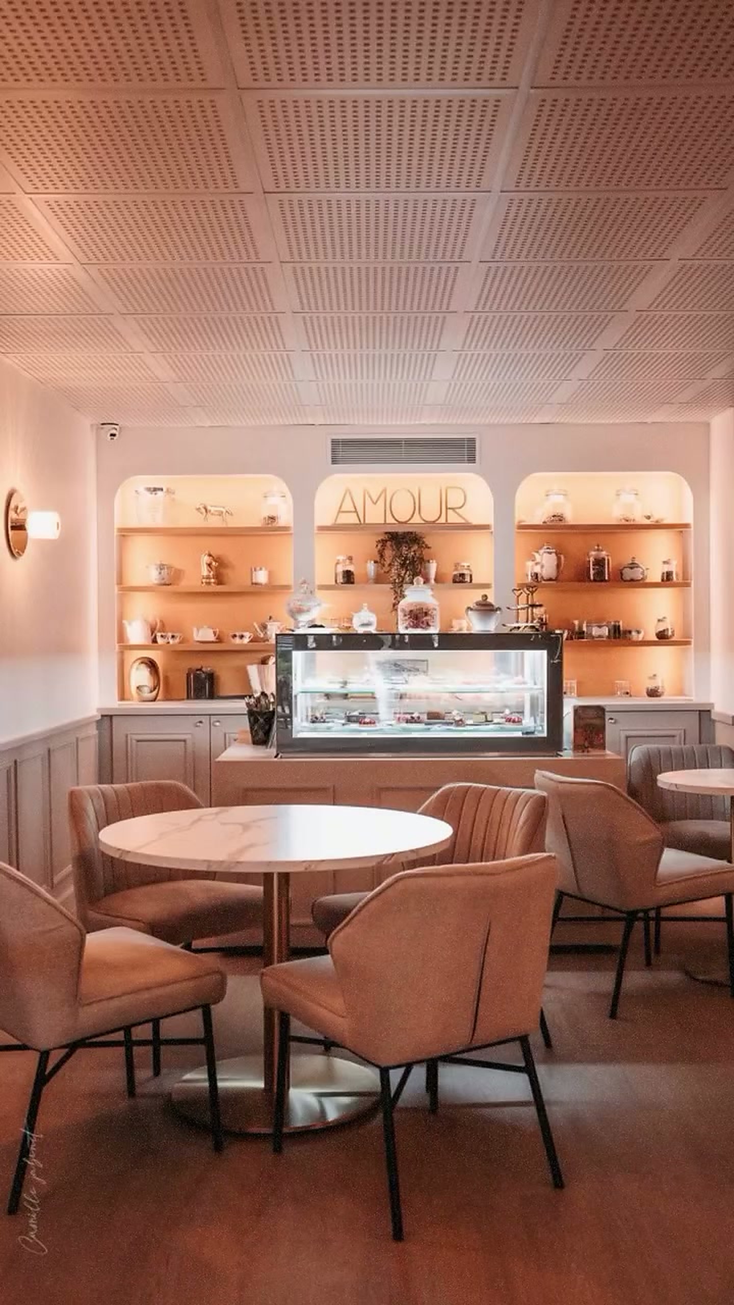 Table dressée, vins et charcuterie fine