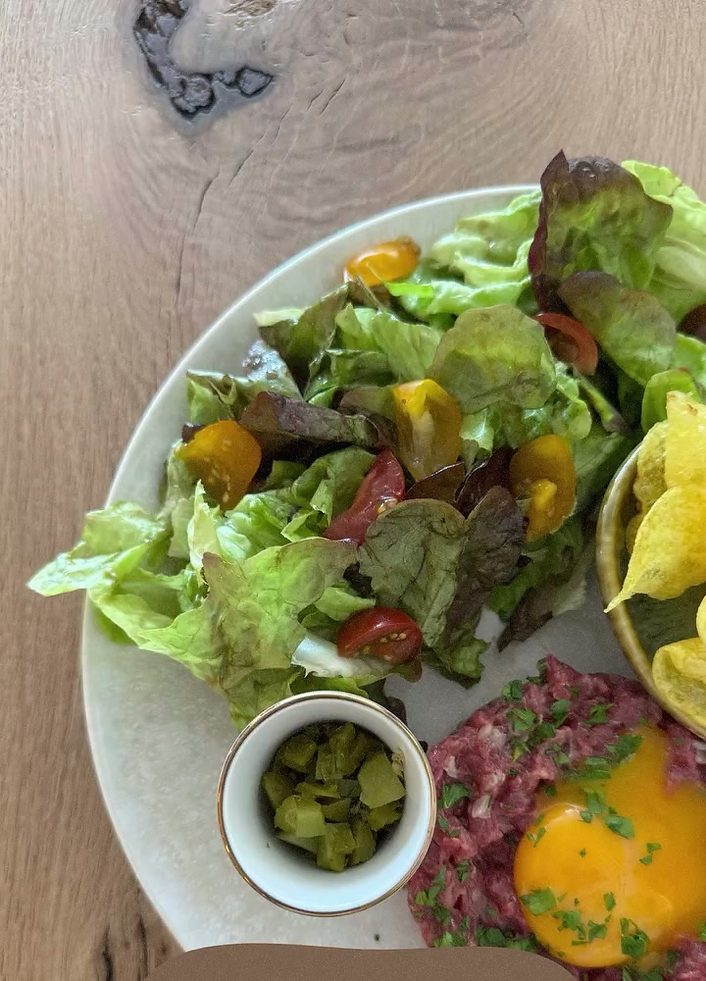 Tartare au couteau, salade et chips maison
