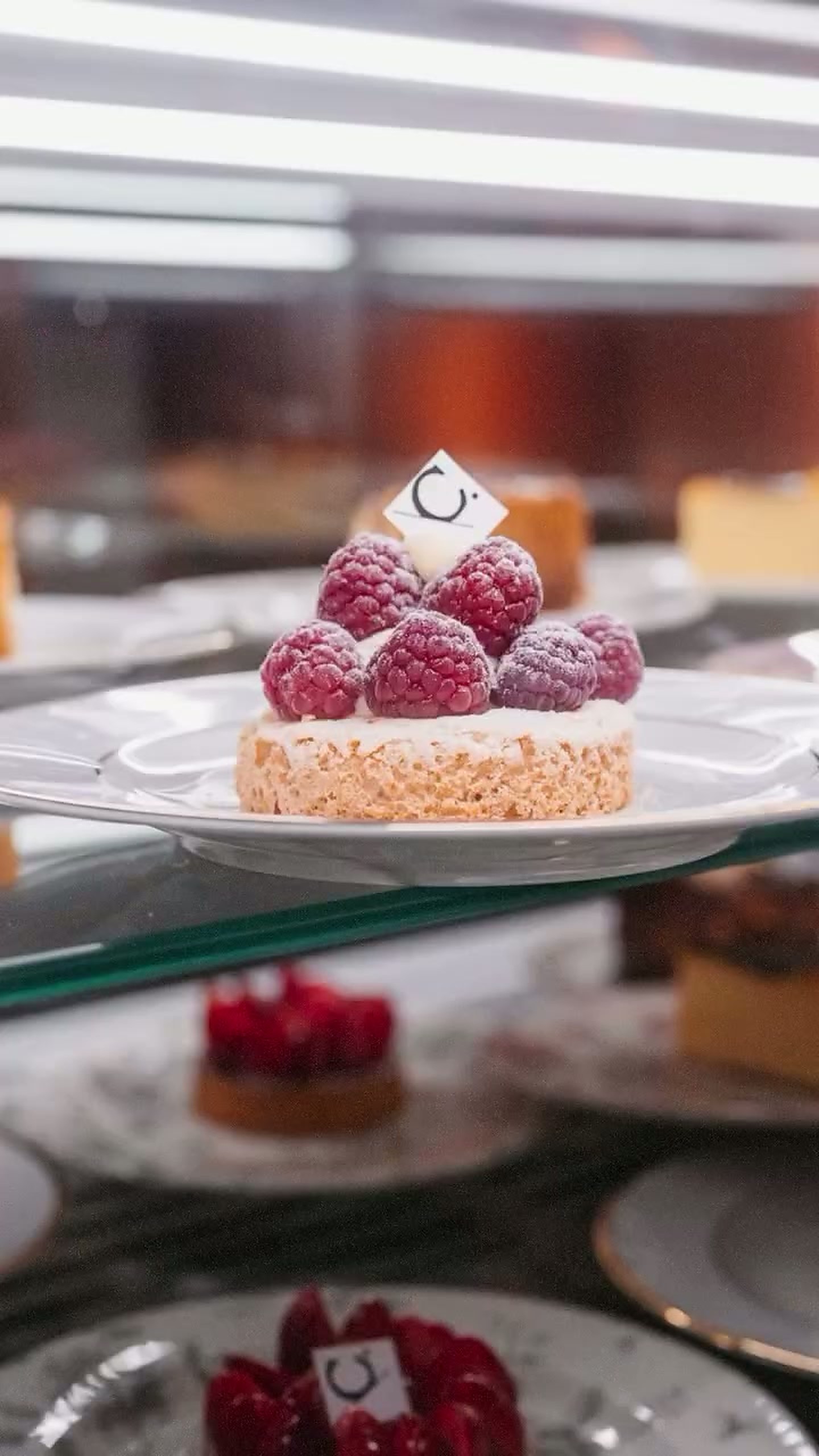 Pâtisserie aux framboises en vitrine